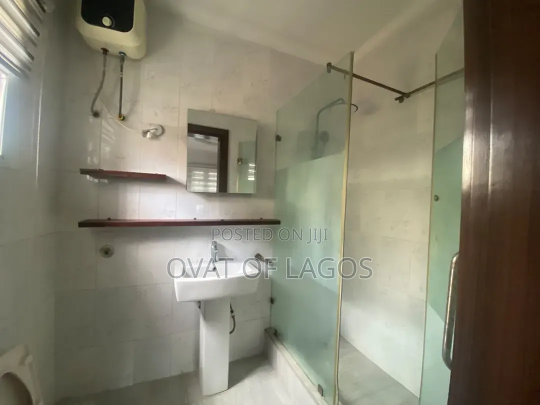 3bdrm Apartment in Lekki Phase 1 for rent