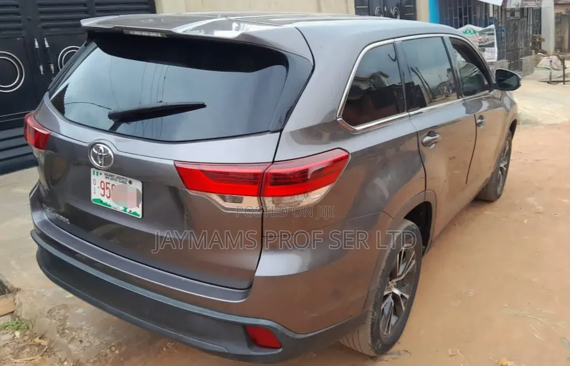Toyota Highlander LE 2019 Gray