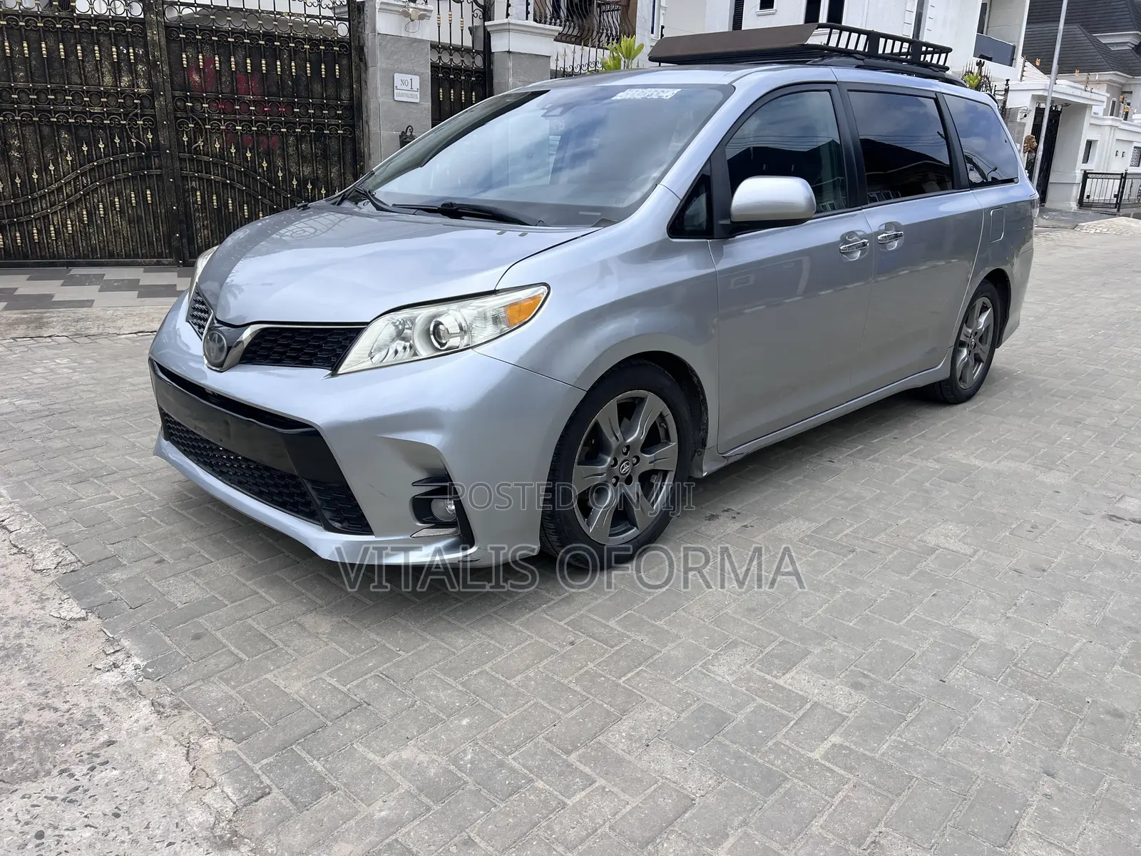 Toyota Sienna SE Premium (3.5L 6cyl 8A) 2018 Silver