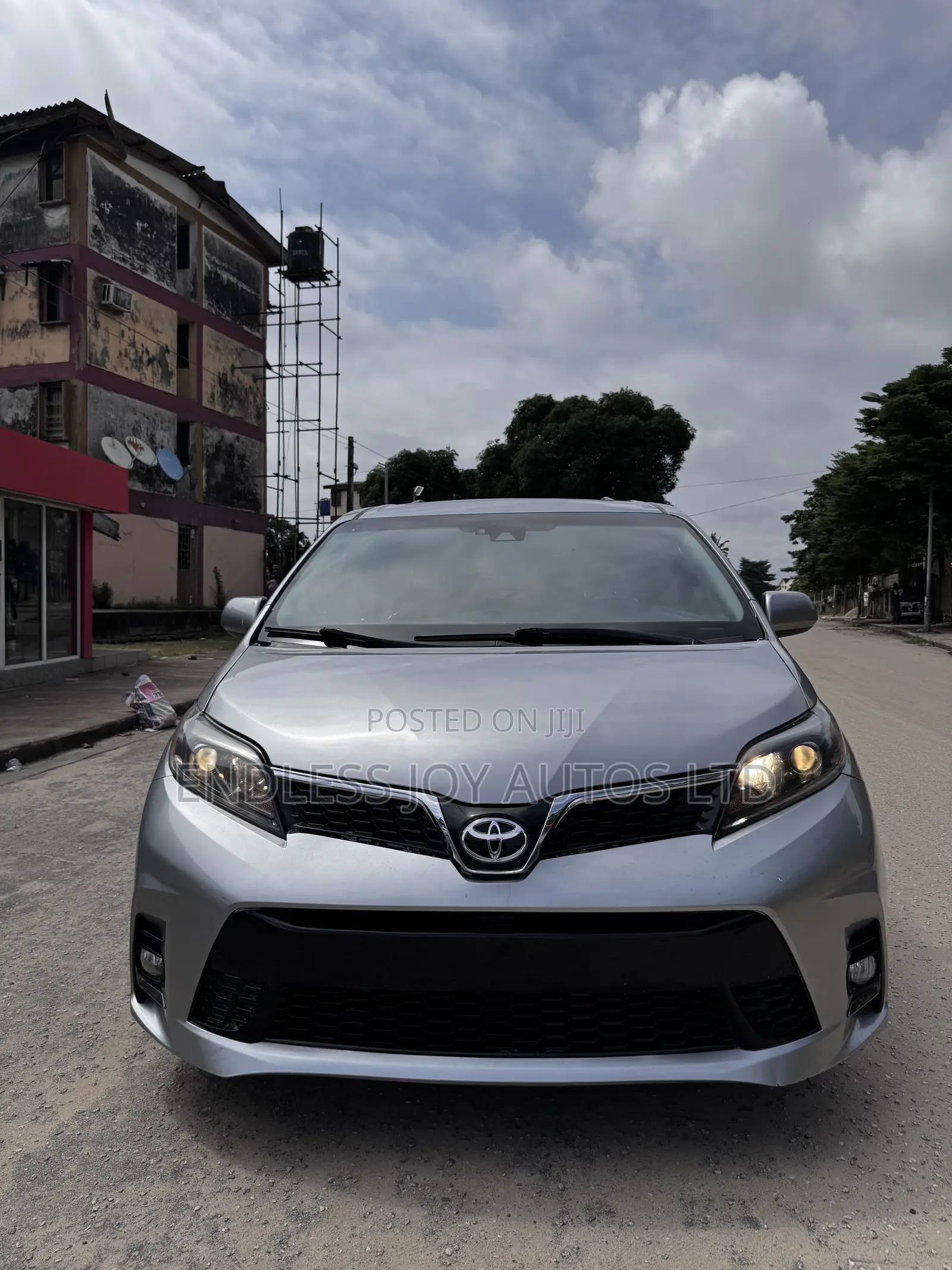 Toyota Sienna SE Premium (3.5L 6cyl 8A) 2018 Silver