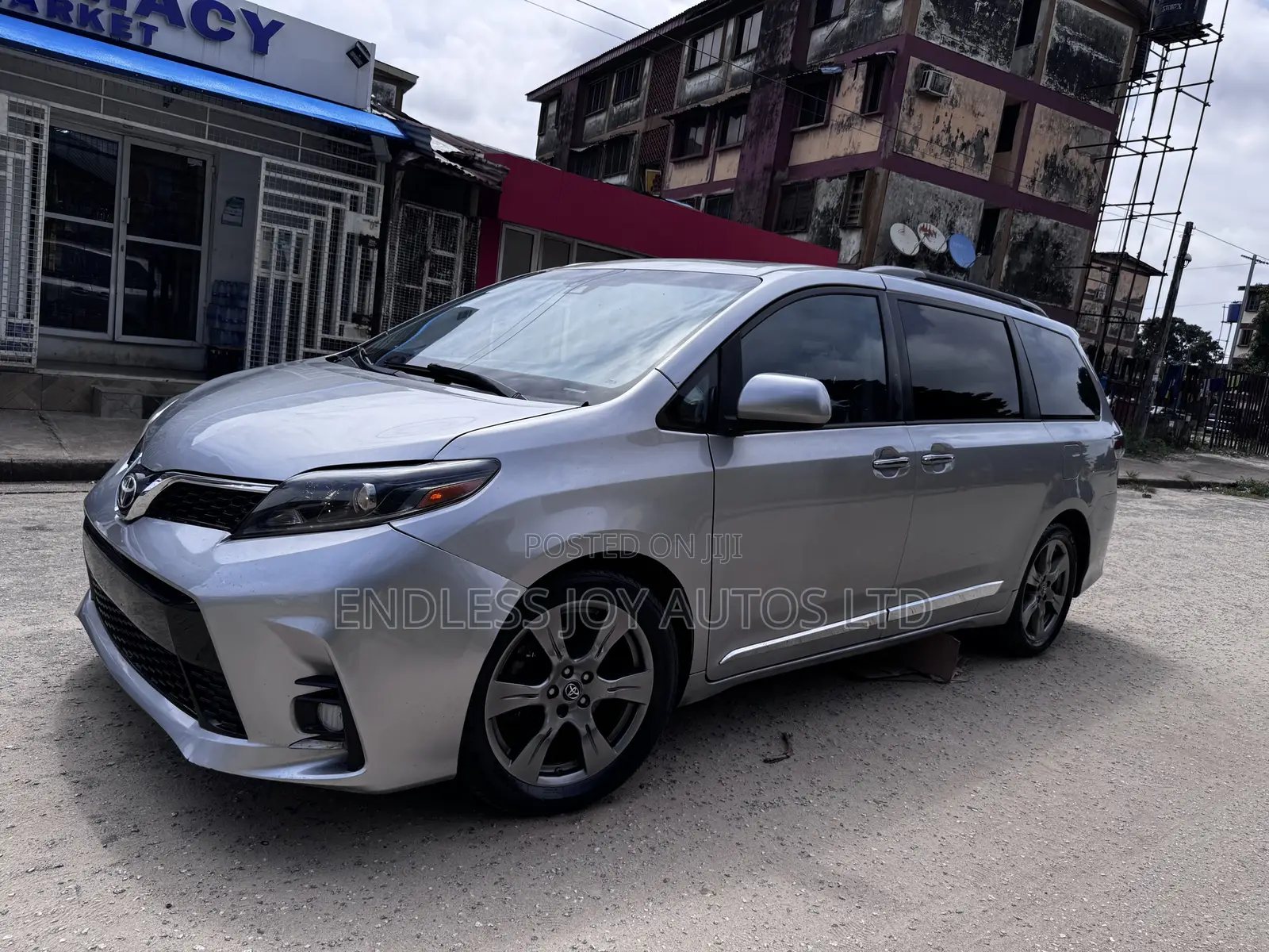 Toyota Sienna SE Premium (3.5L 6cyl 8A) 2018 Silver