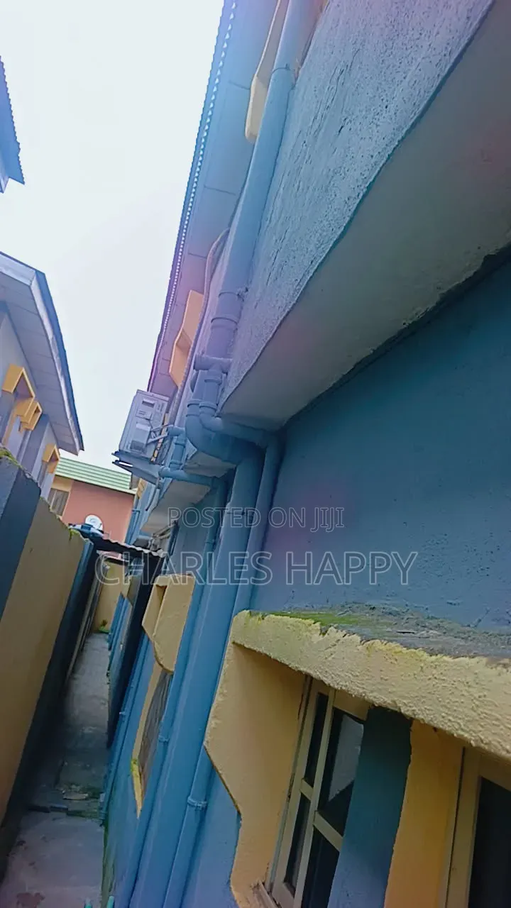 6bdrm Block of Flats in Baruwa Major Road for sale
