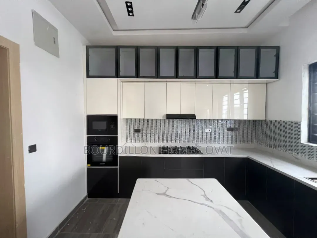 4bdrm Duplex in Ado Road Lagos for sale