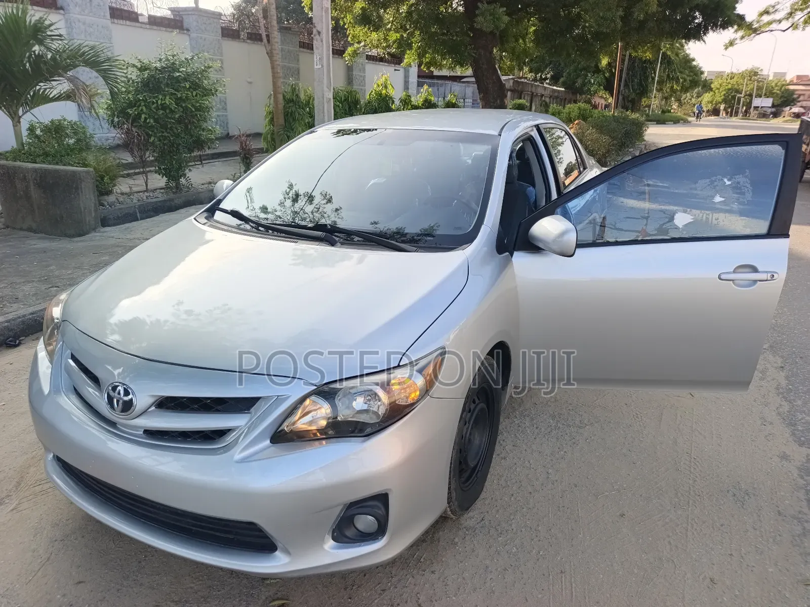 Toyota Corolla LE 4dr Sedan (1.8L 4cyl 4A) 2011 Silver