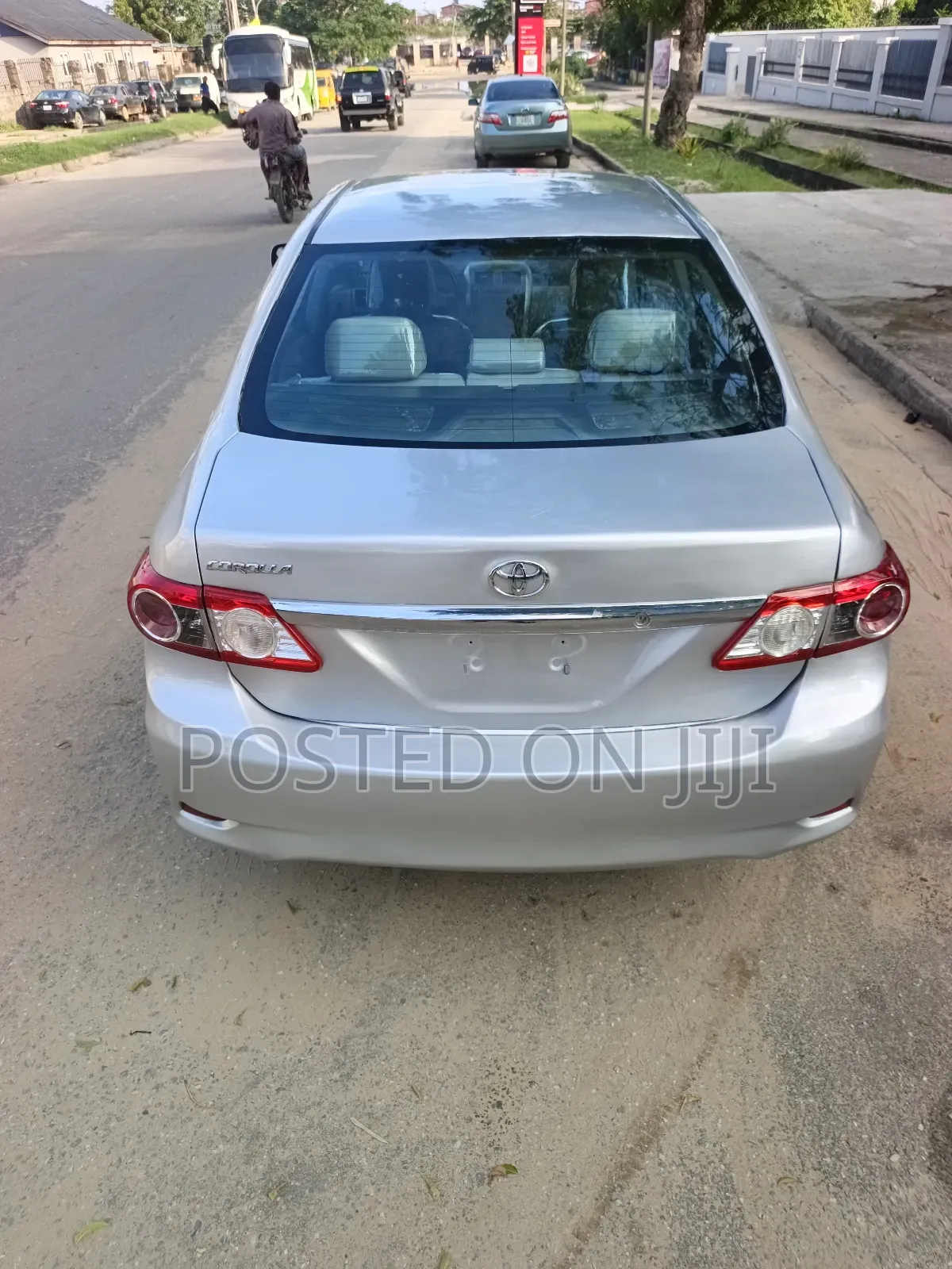 Toyota Corolla LE 4dr Sedan (1.8L 4cyl 4A) 2011 Silver