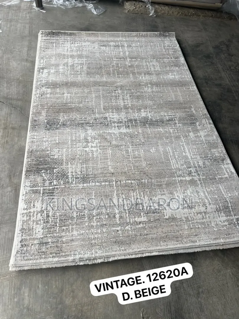 5x7fts L.Beige and Grey Turkey Center Rug