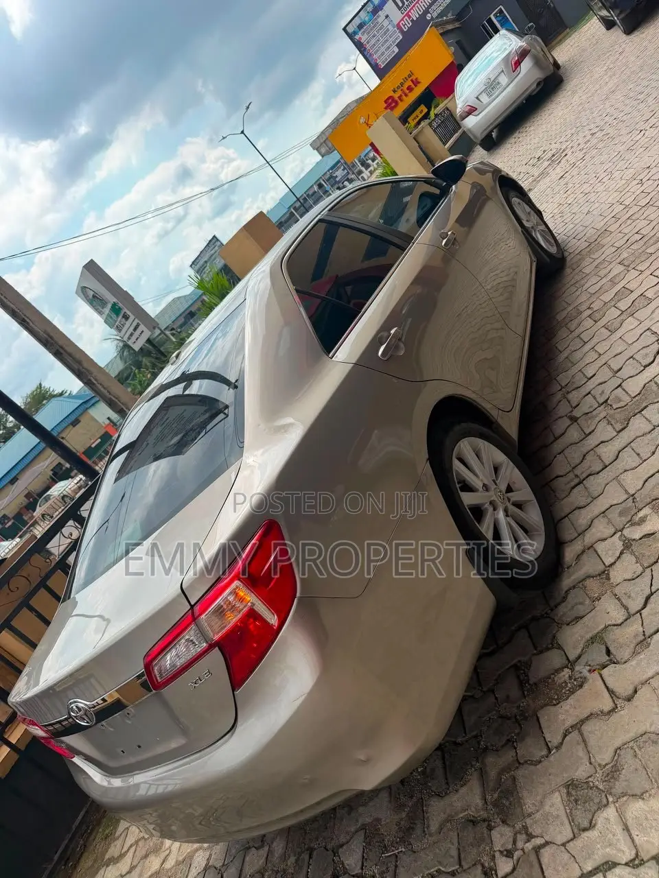 Toyota Camry XLE 4dr Sedan (2.5L 4cyl 6A) 2014 Gold