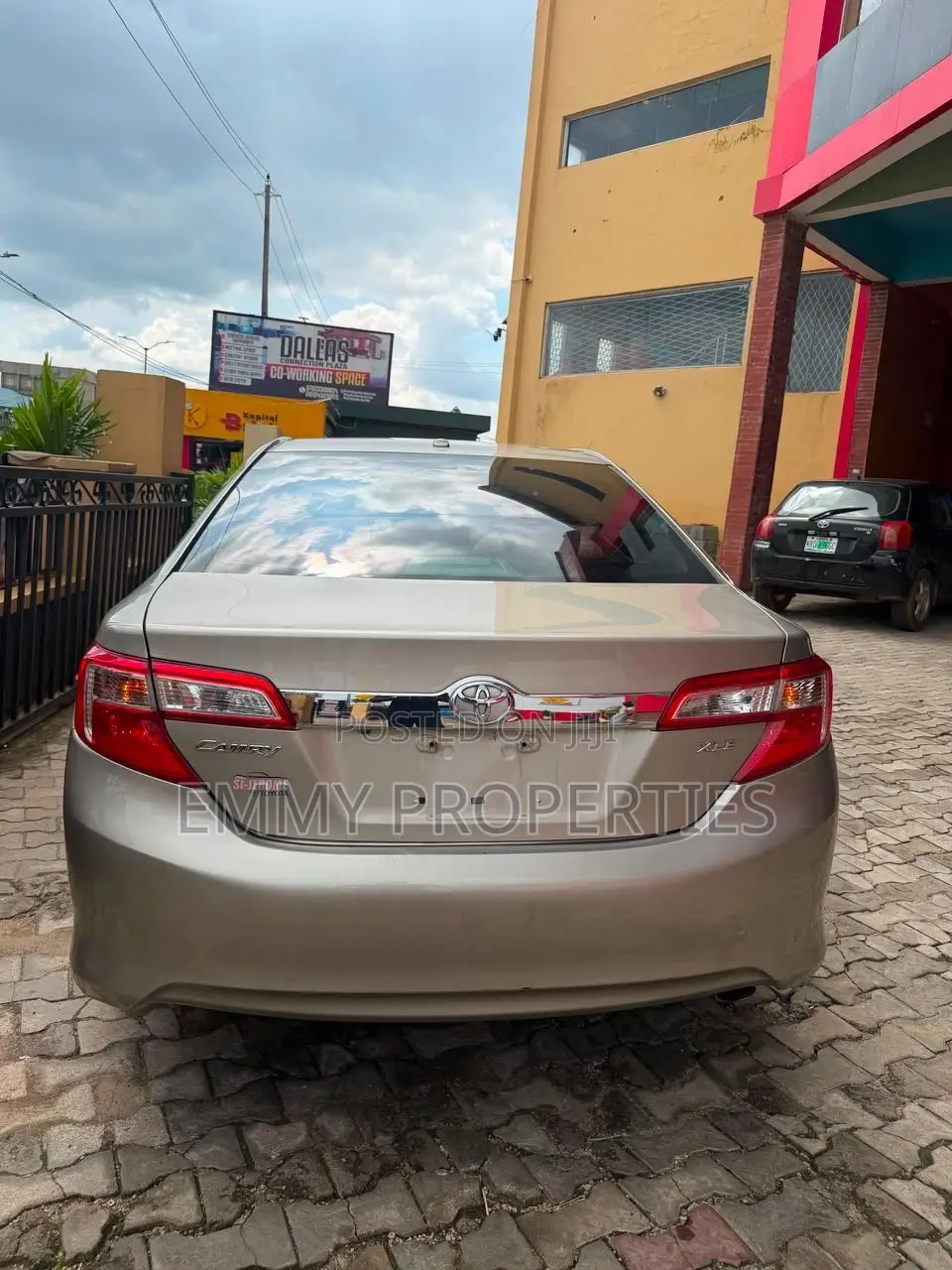 Toyota Camry XLE 4dr Sedan (2.5L 4cyl 6A) 2014 Gold