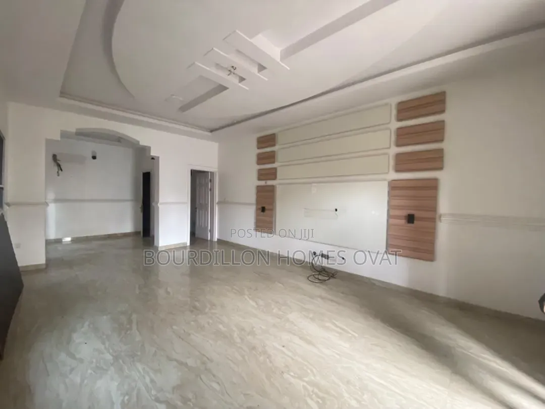 3bdrm Apartment in Lekki Phase 1 for rent