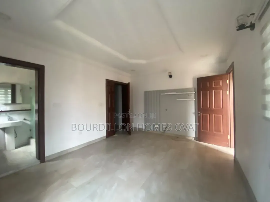 3bdrm Apartment in Lekki Phase 1 for rent