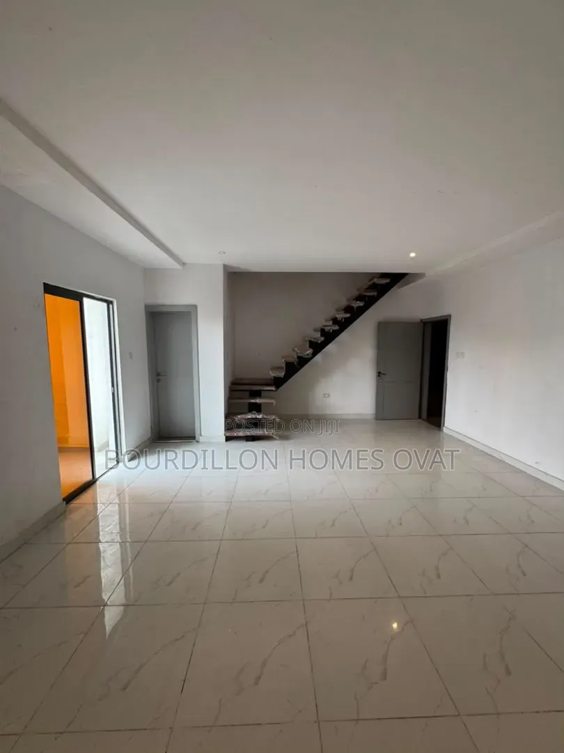 2bdrm Maisonette in Lekki Phase 1 for sale