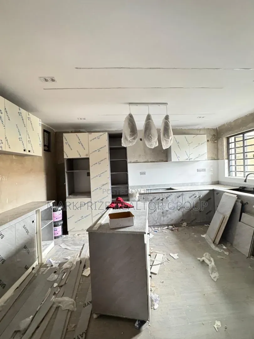 4bdrm Duplex in Yaba Lagos for sale