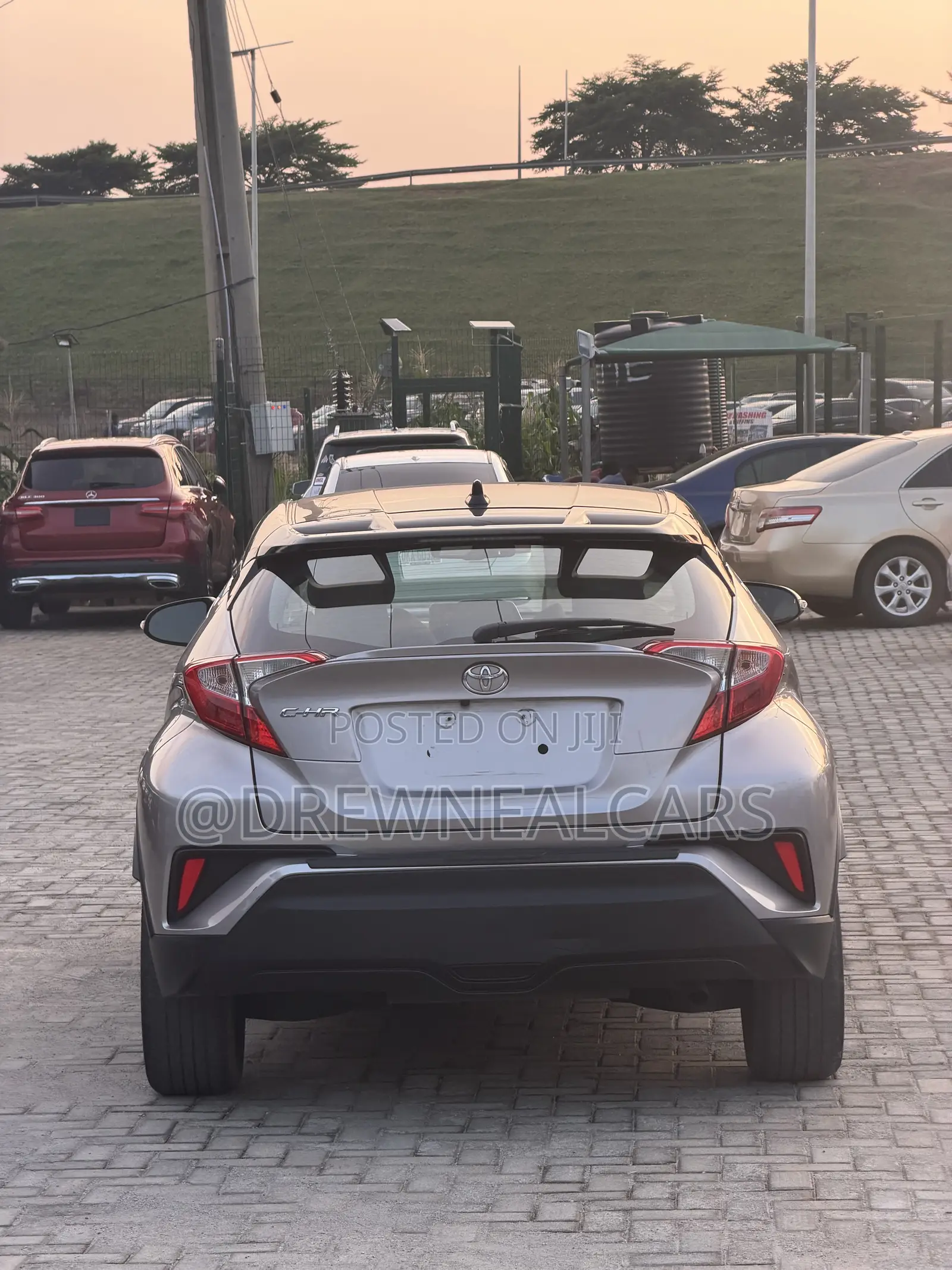 Toyota C-HR XLE FWD Sport Utility (2.0L 4cyl 2AM) 2018 Gray