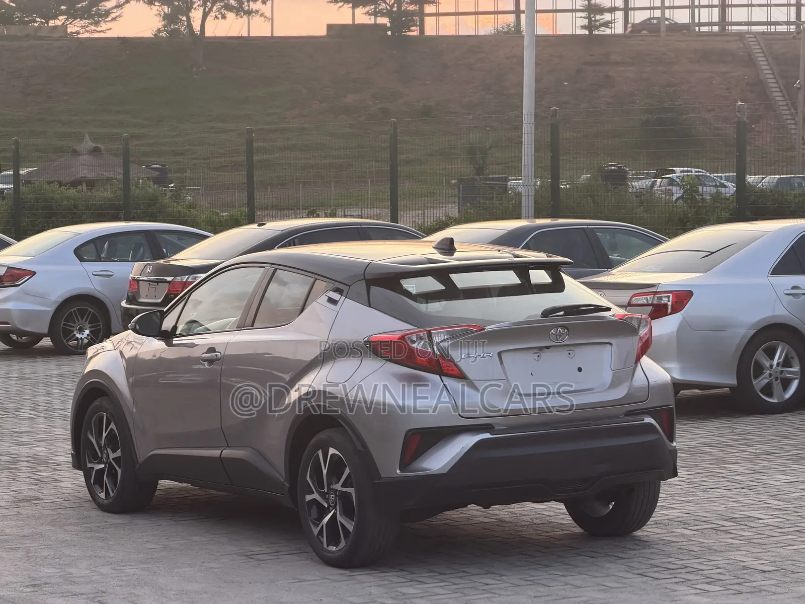 Toyota C-HR XLE FWD Sport Utility (2.0L 4cyl 2AM) 2018 Gray