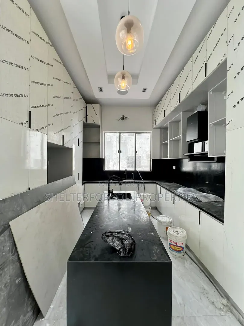 5bdrm Duplex in Osapa london for sale