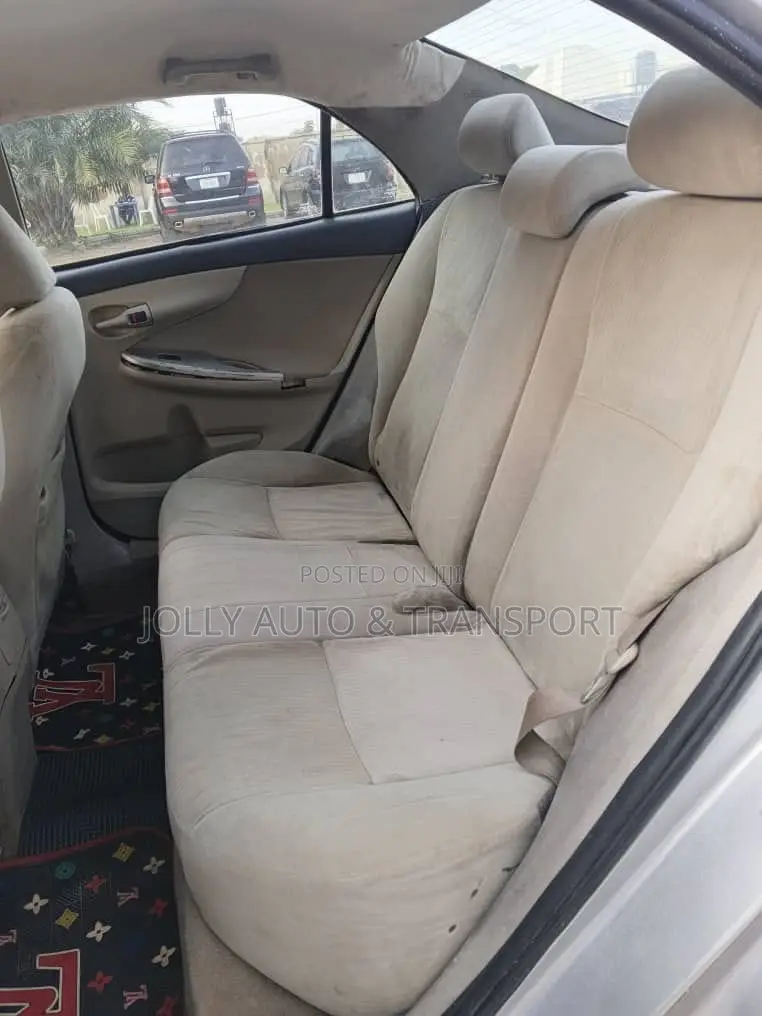 Toyota Corolla LE 4dr Sedan (1.8L 4cyl 4A) 2010 Silver
