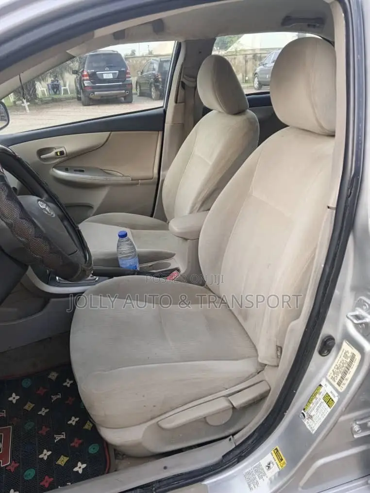 Toyota Corolla LE 4dr Sedan (1.8L 4cyl 4A) 2010 Silver