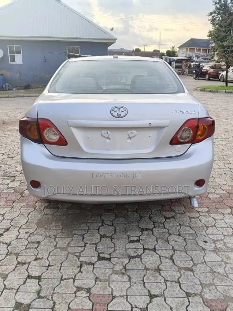 Toyota Corolla LE 4dr Sedan (1.8L 4cyl 4A) 2010 Silver