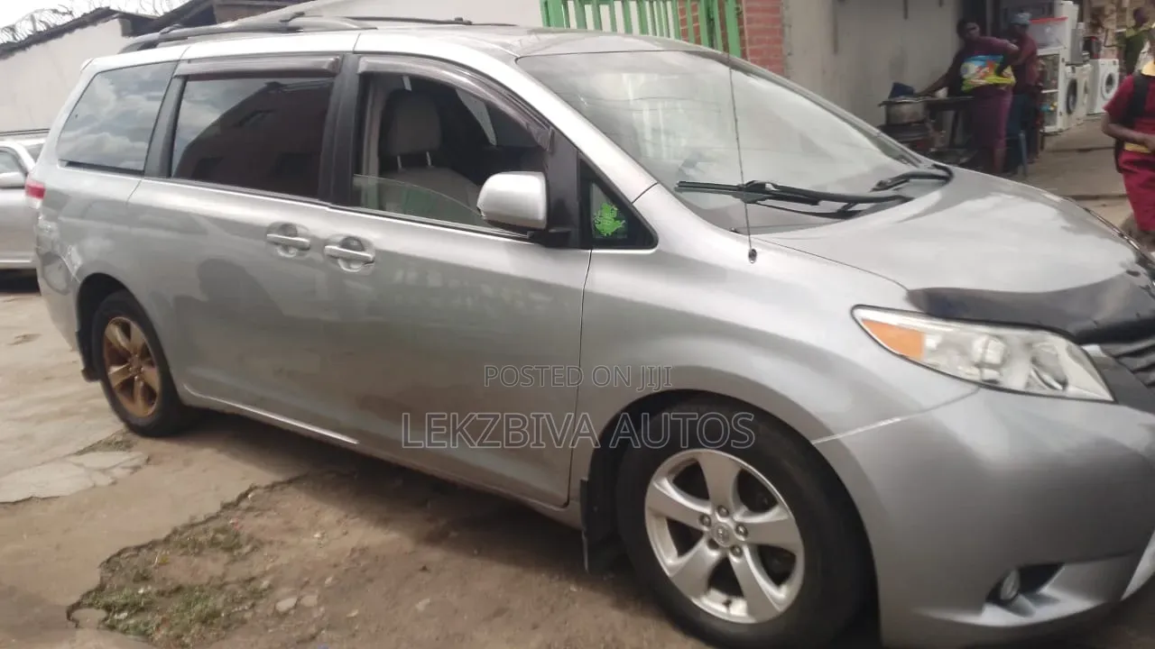 Toyota Sienna XLE 7 Passenger 2012 Silver