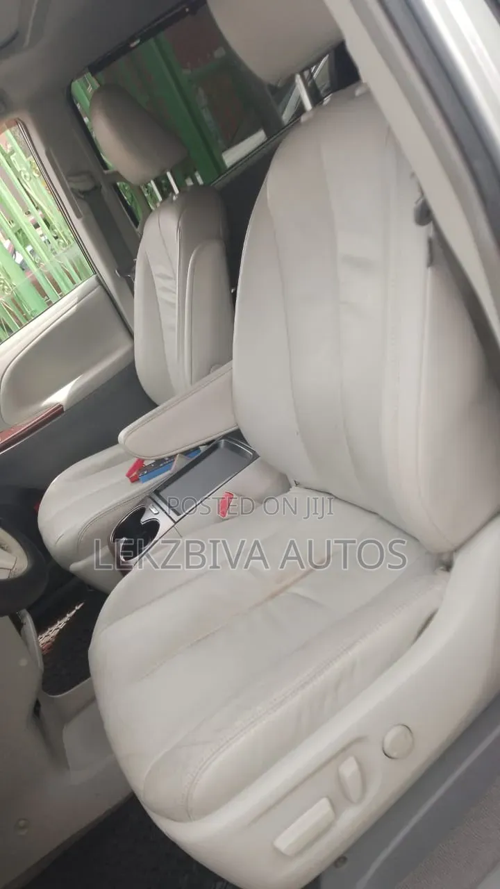 Toyota Sienna XLE 7 Passenger 2012 Silver
