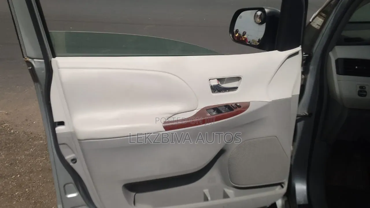 Toyota Sienna XLE 7 Passenger 2012 Silver
