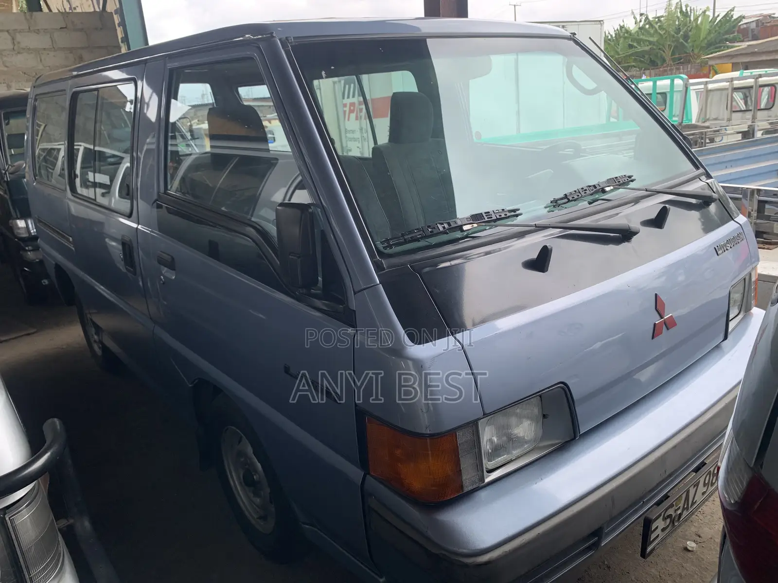 Mitsubishi L300 2005 Blue