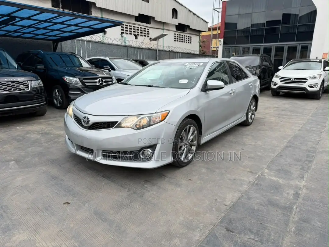 Toyota Camry SE 4dr Sedan (2.5L 4cyl 6A) 2014 Silver