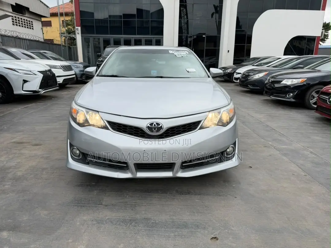 Toyota Camry SE 4dr Sedan (2.5L 4cyl 6A) 2014 Silver
