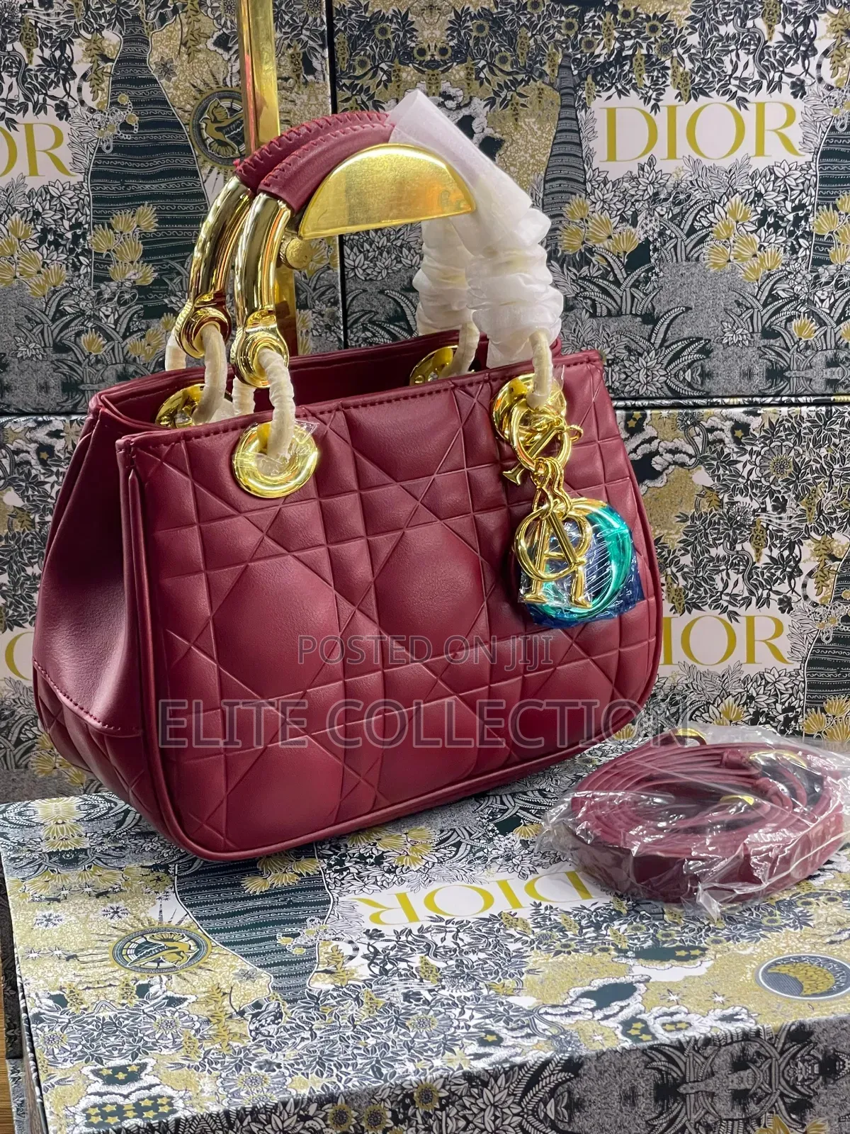 Dior Bag 
Quality:- Luxury 
Material:- Leather 
Gender:-Female