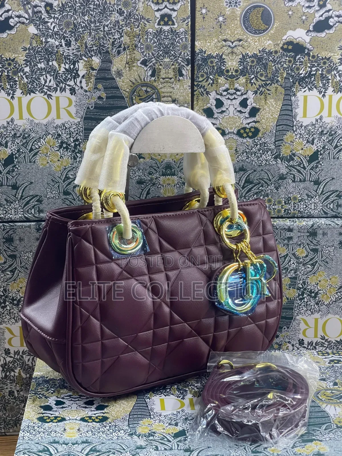 Dior Bag 
Quality:- Luxury 
Material:- Leather 
Gender:-Female