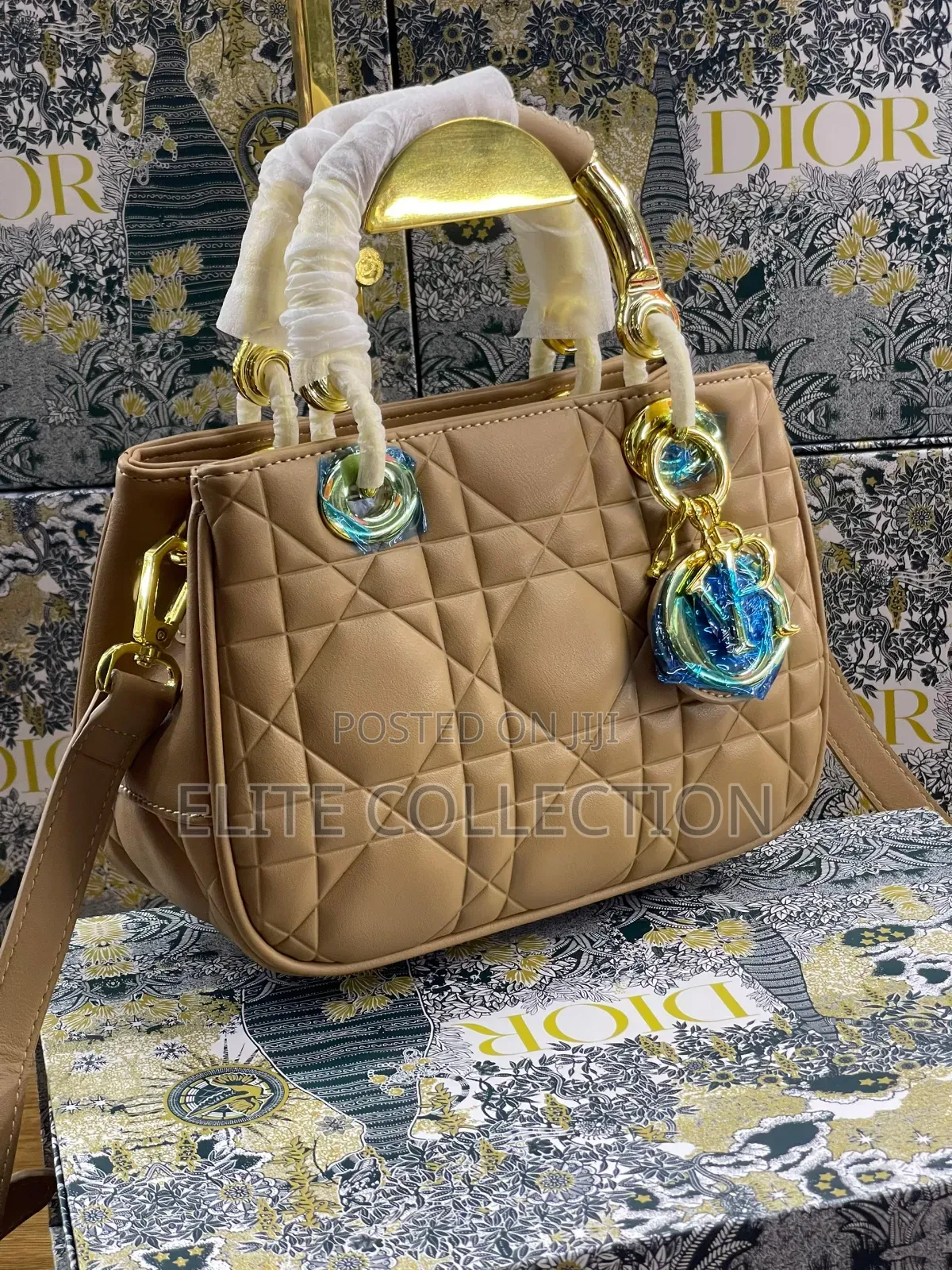 Dior Bag 
Quality:- Luxury 
Material:- Leather 
Gender:-Female