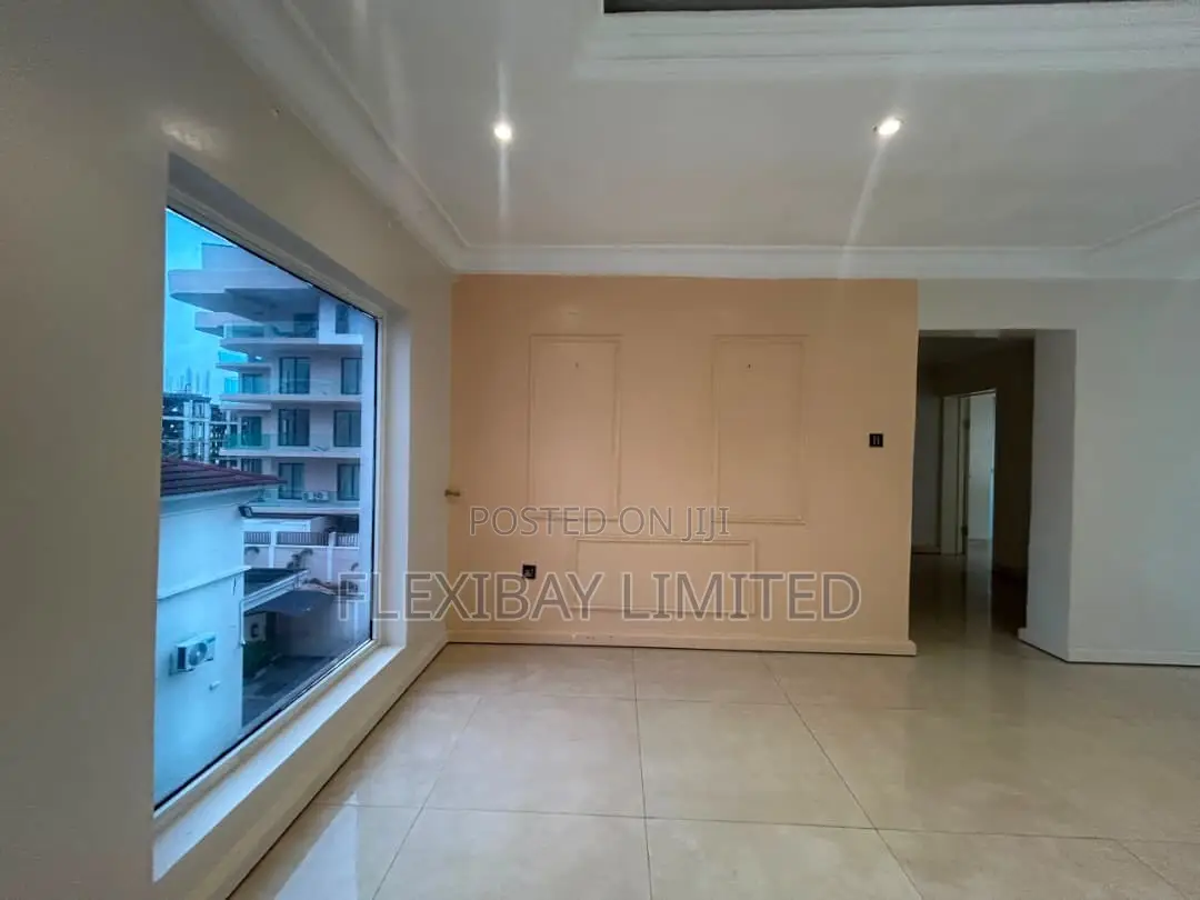 3bdrm Apartment in Lekki Phase 1 for rent