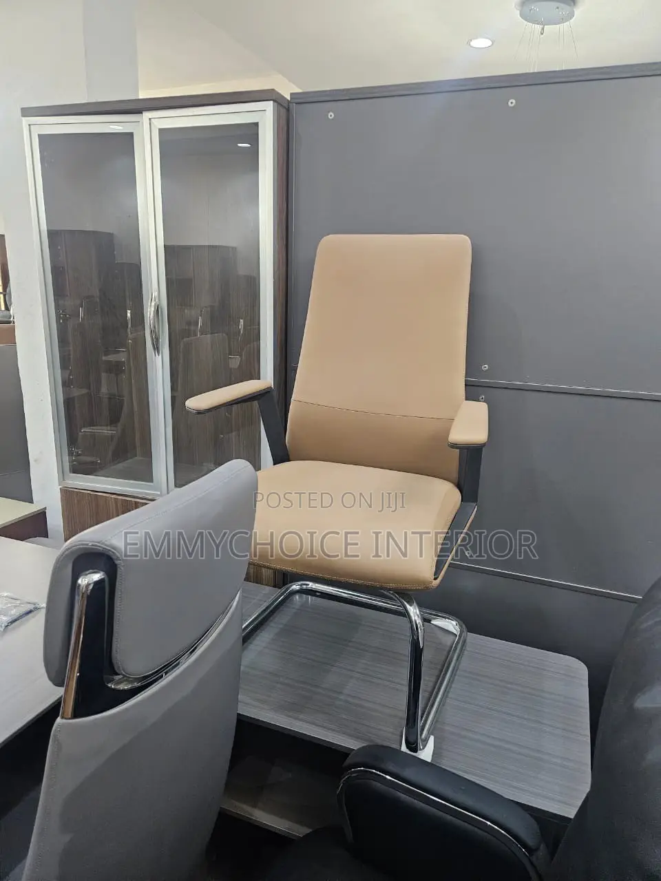 Executive Leather Office Chair / Conference Chair