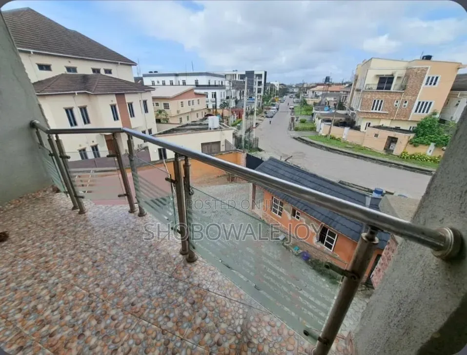 3bdrm Apartment in Lekki Phase1 for rent