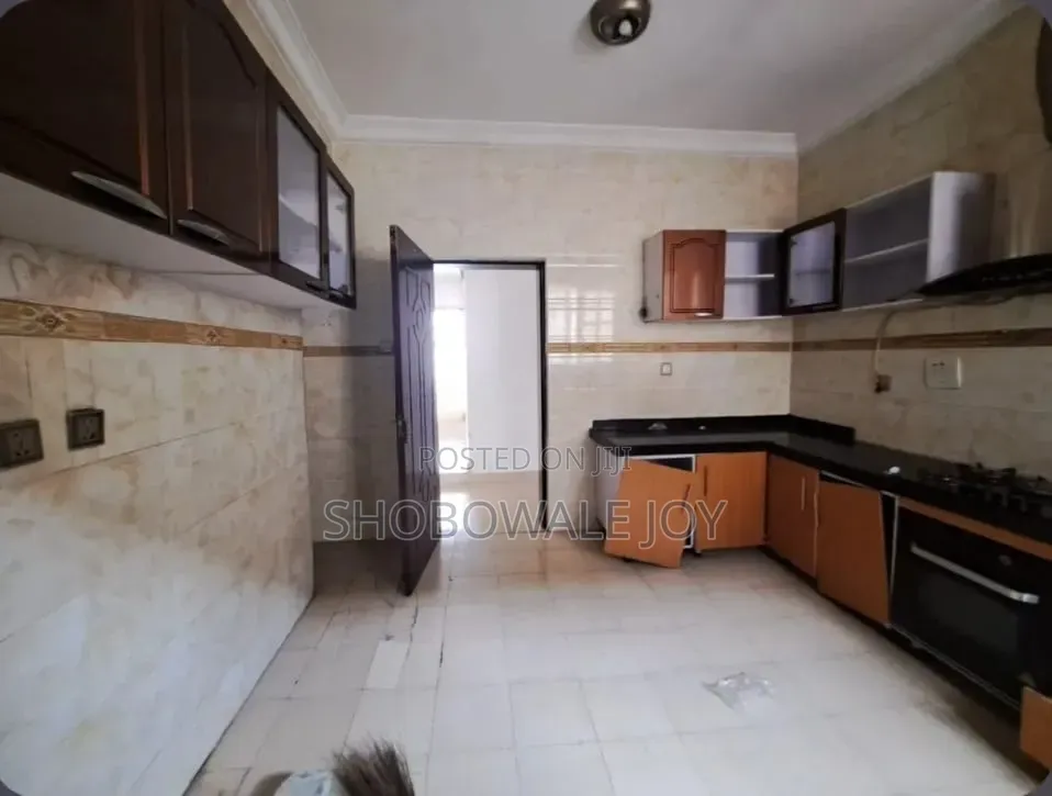 3bdrm Apartment in Lekki Phase1 for rent
