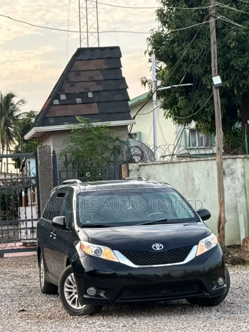 Toyota Sienna 2013 Black