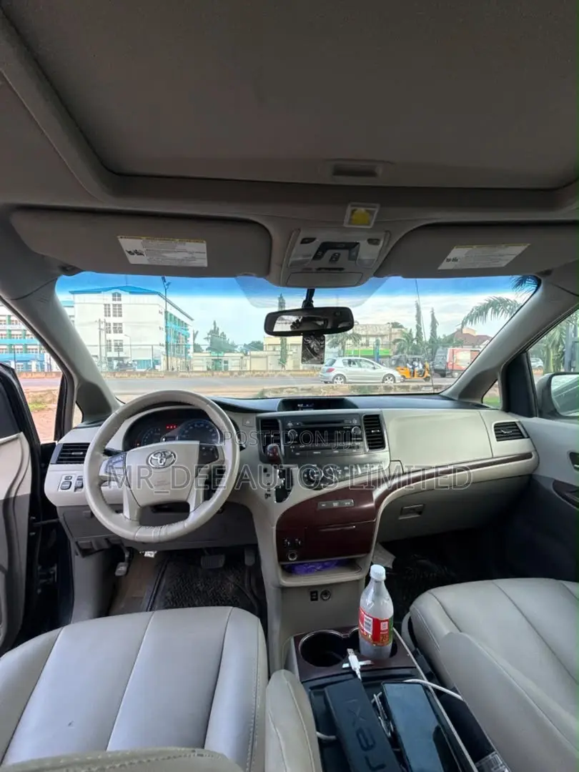 Toyota Sienna 2013 Black