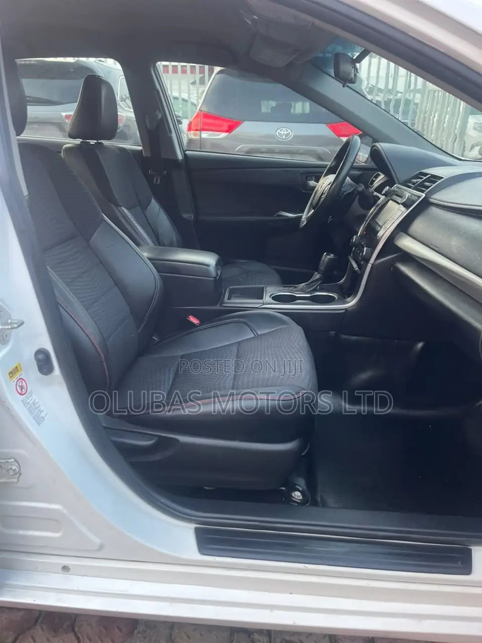 Toyota Camry SE 4dr Sedan (2.5L 4cyl 6A) 2015 White