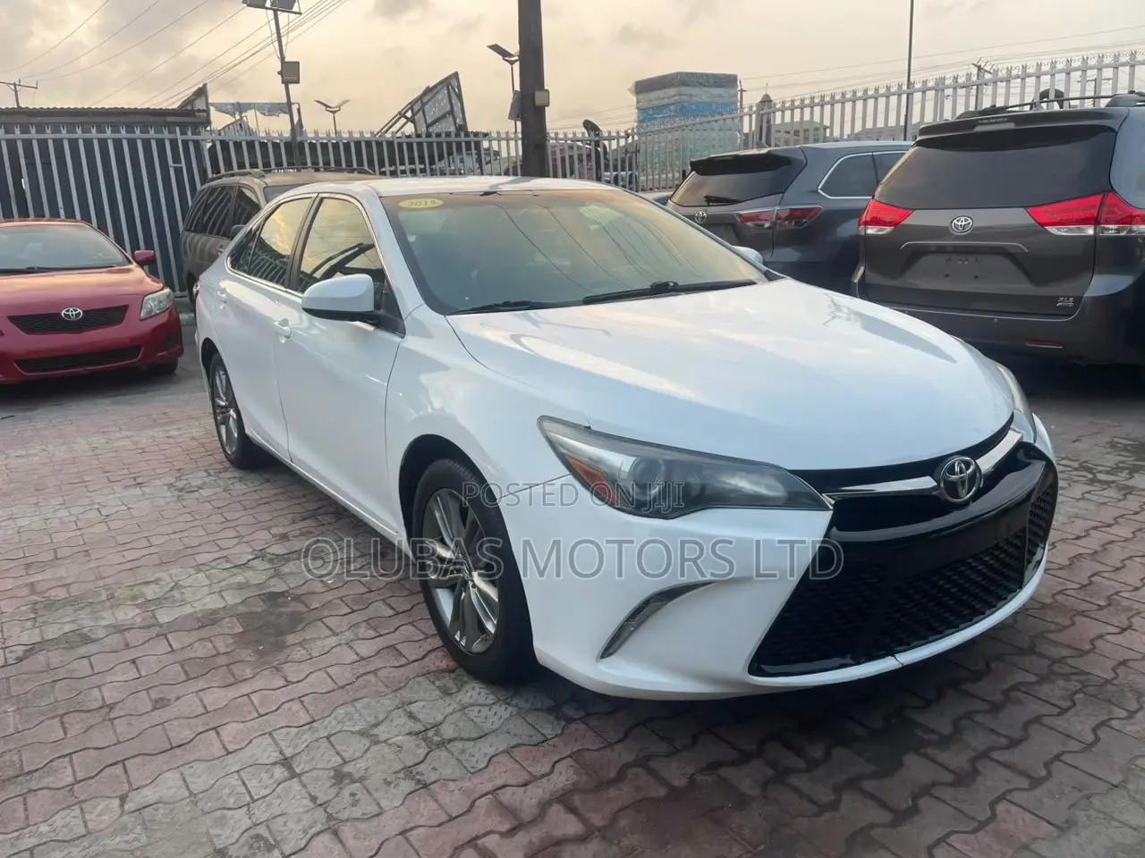 Toyota Camry SE 4dr Sedan (2.5L 4cyl 6A) 2015 White