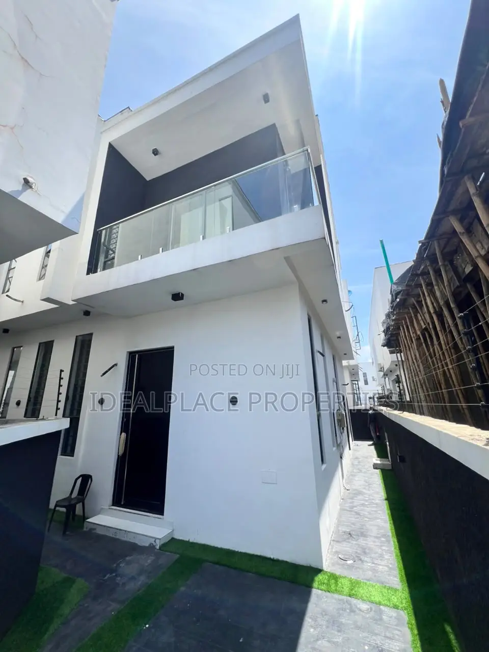 4bdrm Duplex in Chevron for sale