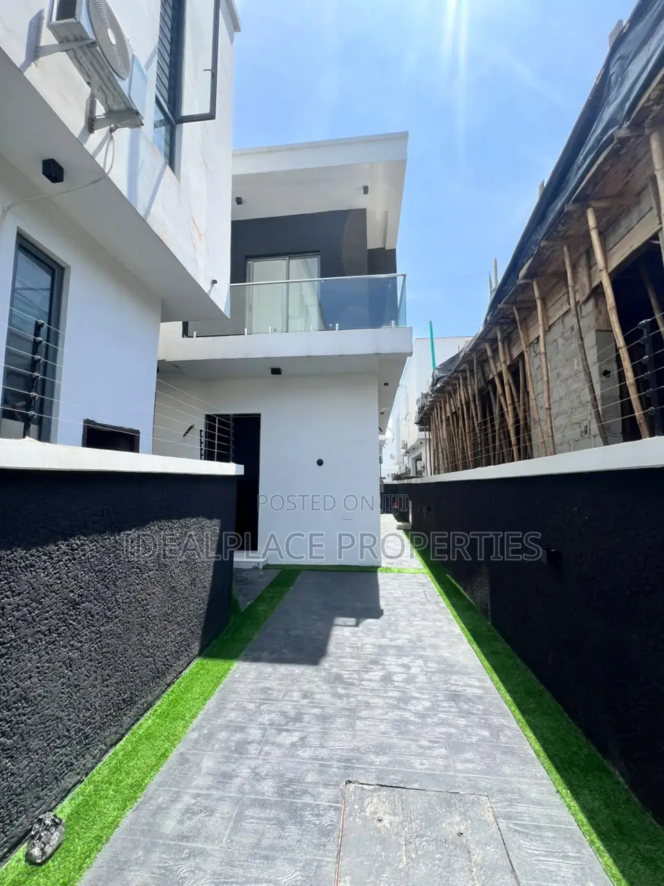 4bdrm Duplex in Chevron for sale