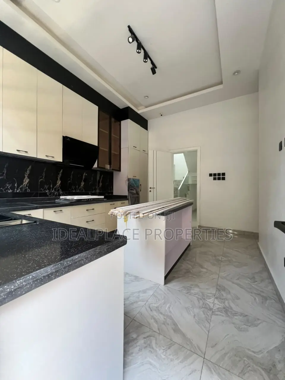 4bdrm Duplex in Chevron for sale