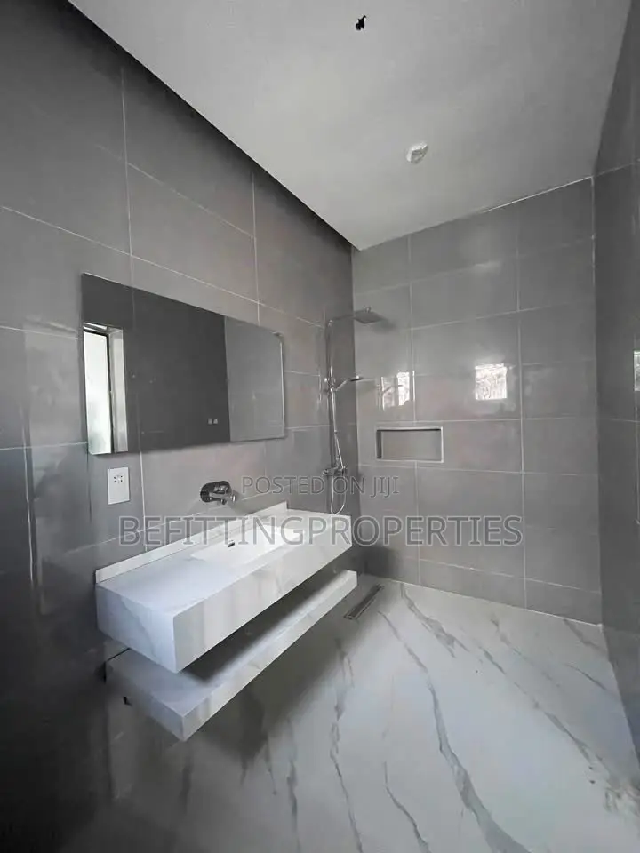 5bdrm Duplex in Osapa london for sale