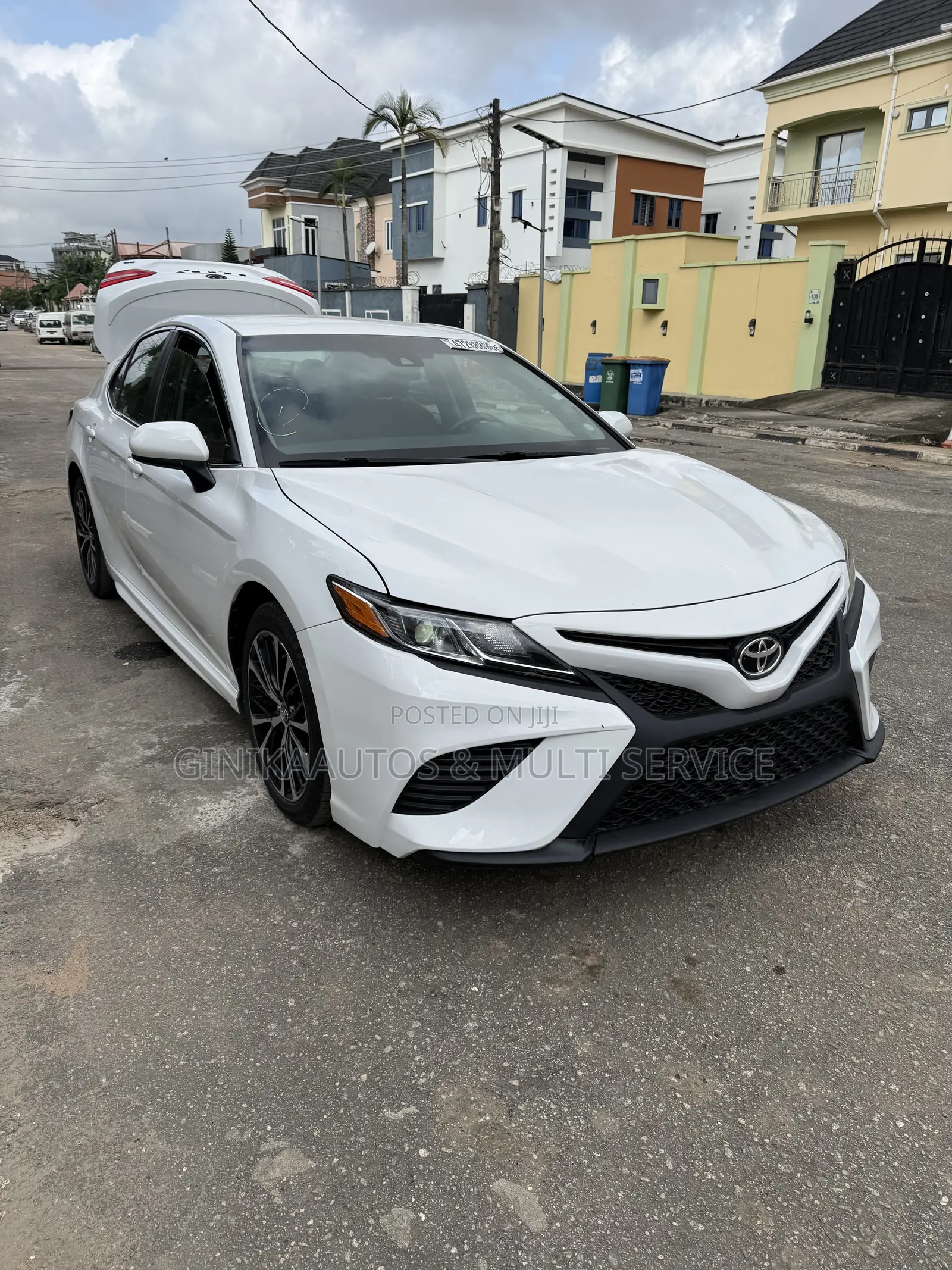 Toyota Camry SE FWD (2.5L 4cyl 8AM) 2018 White