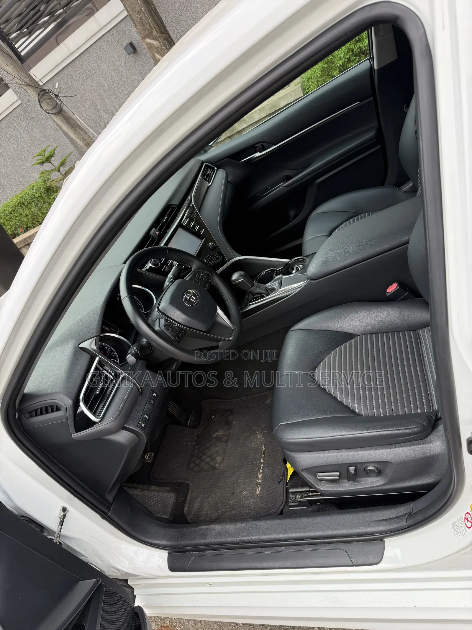Toyota Camry SE FWD (2.5L 4cyl 8AM) 2018 White