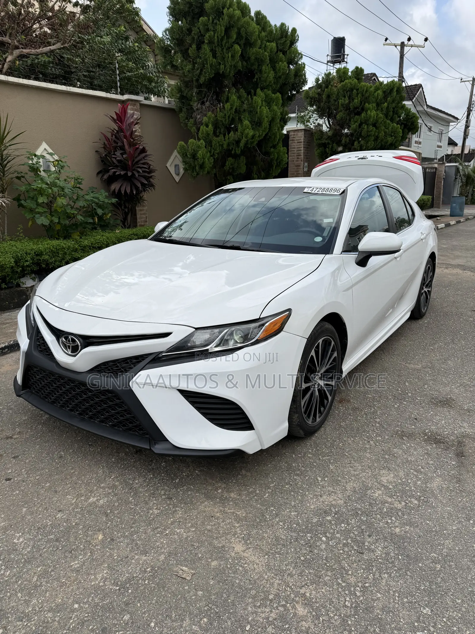 Toyota Camry SE FWD (2.5L 4cyl 8AM) 2018 White