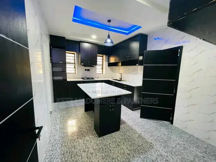 4bdrm Duplex in Inside An Estate, for sale