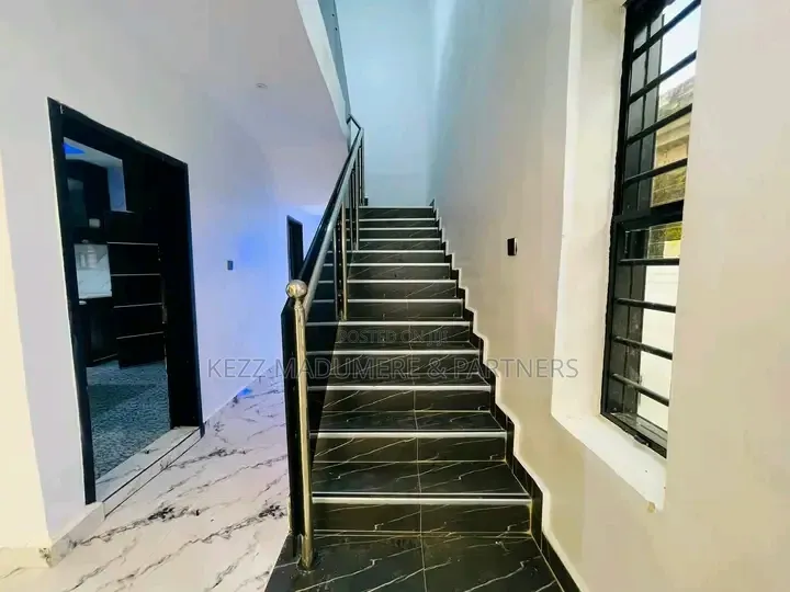 4bdrm Duplex in Inside An Estate, for sale