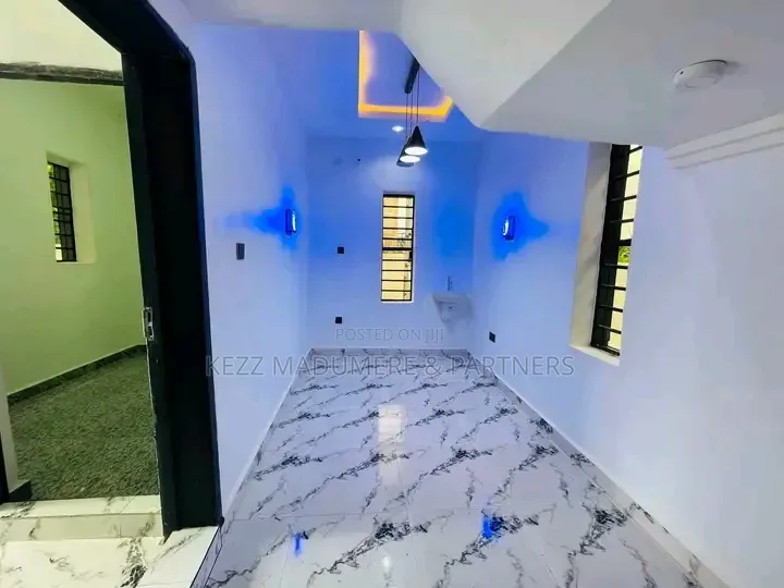 4bdrm Duplex in Inside An Estate, for sale