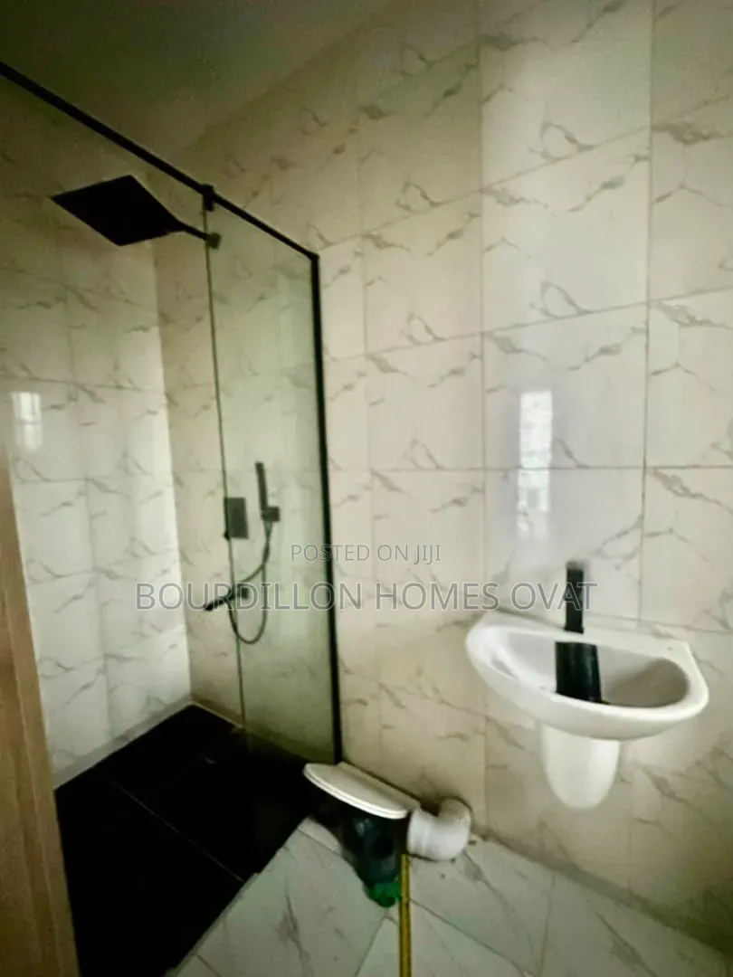 2bdrm Apartment in Lekki Phase 1 for sale